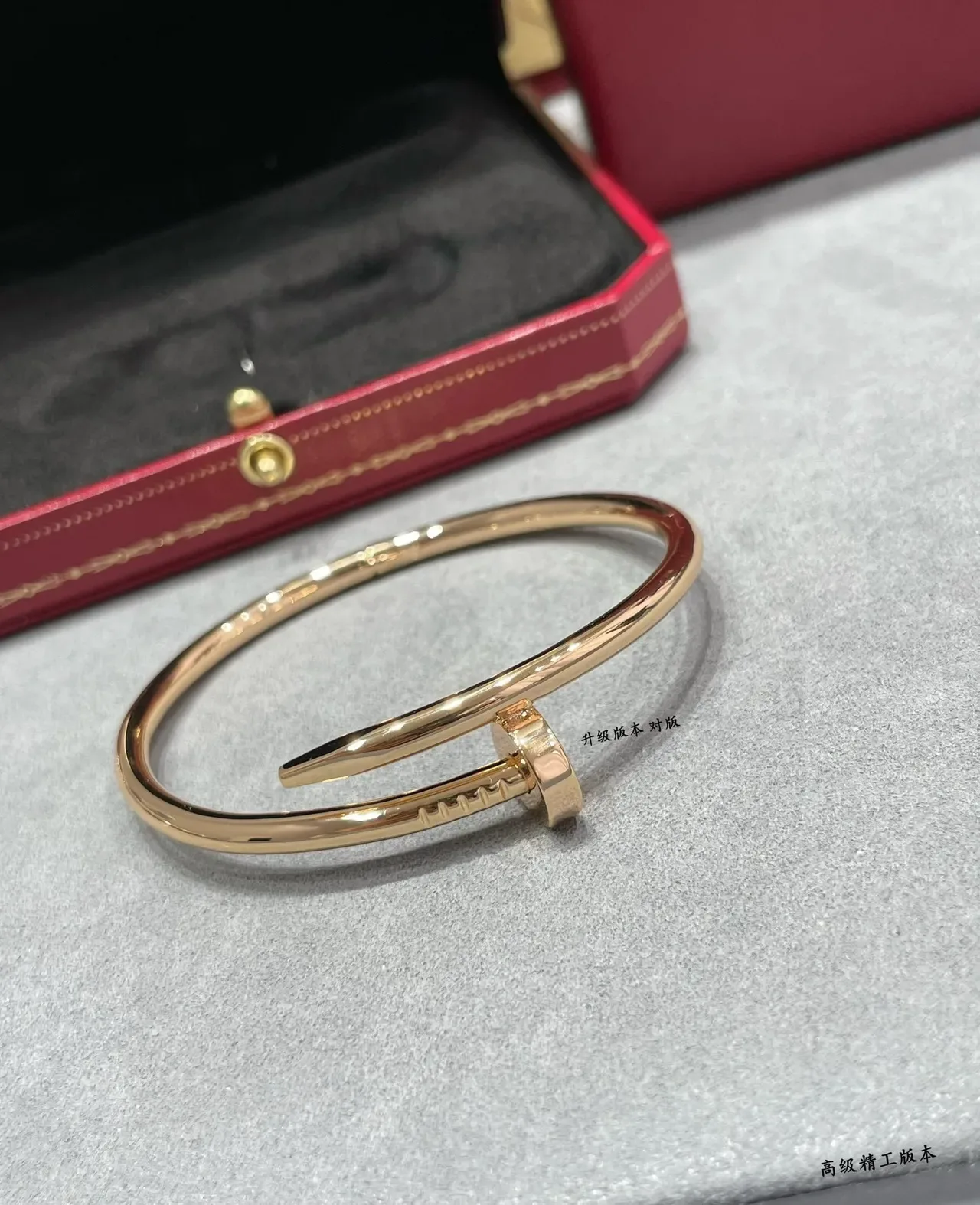 Pulsera Cartier de oro y plata en forma de C con motivo de clavo 5