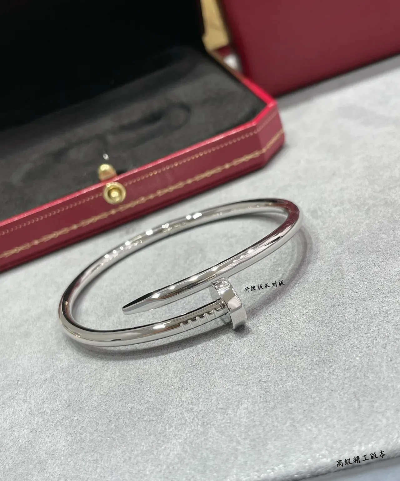 Pulsera Cartier de oro y plata en forma de C con motivo de clavo 6