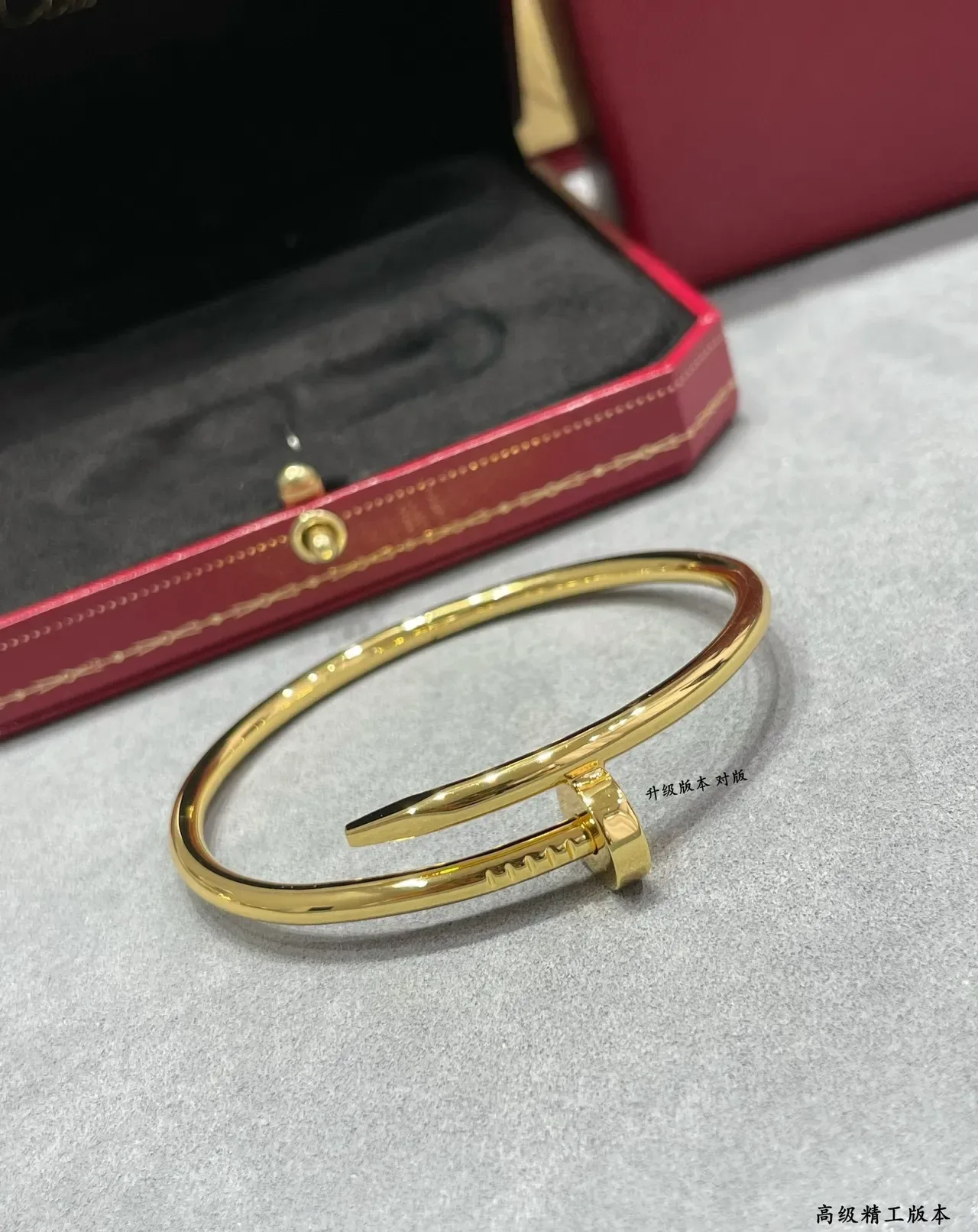 Pulsera Cartier de oro y plata en forma de C con motivo de clavo 7
