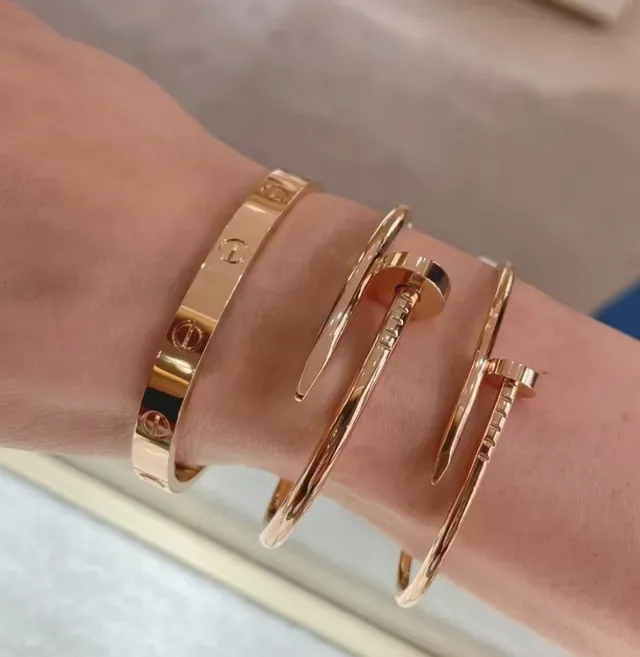 Pulsera Cartier de oro y plata en forma de C con motivo de clavo 8