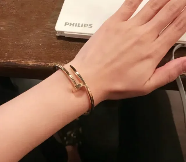 Pulsera Cartier de oro y plata en forma de C con motivo de clavo 9
