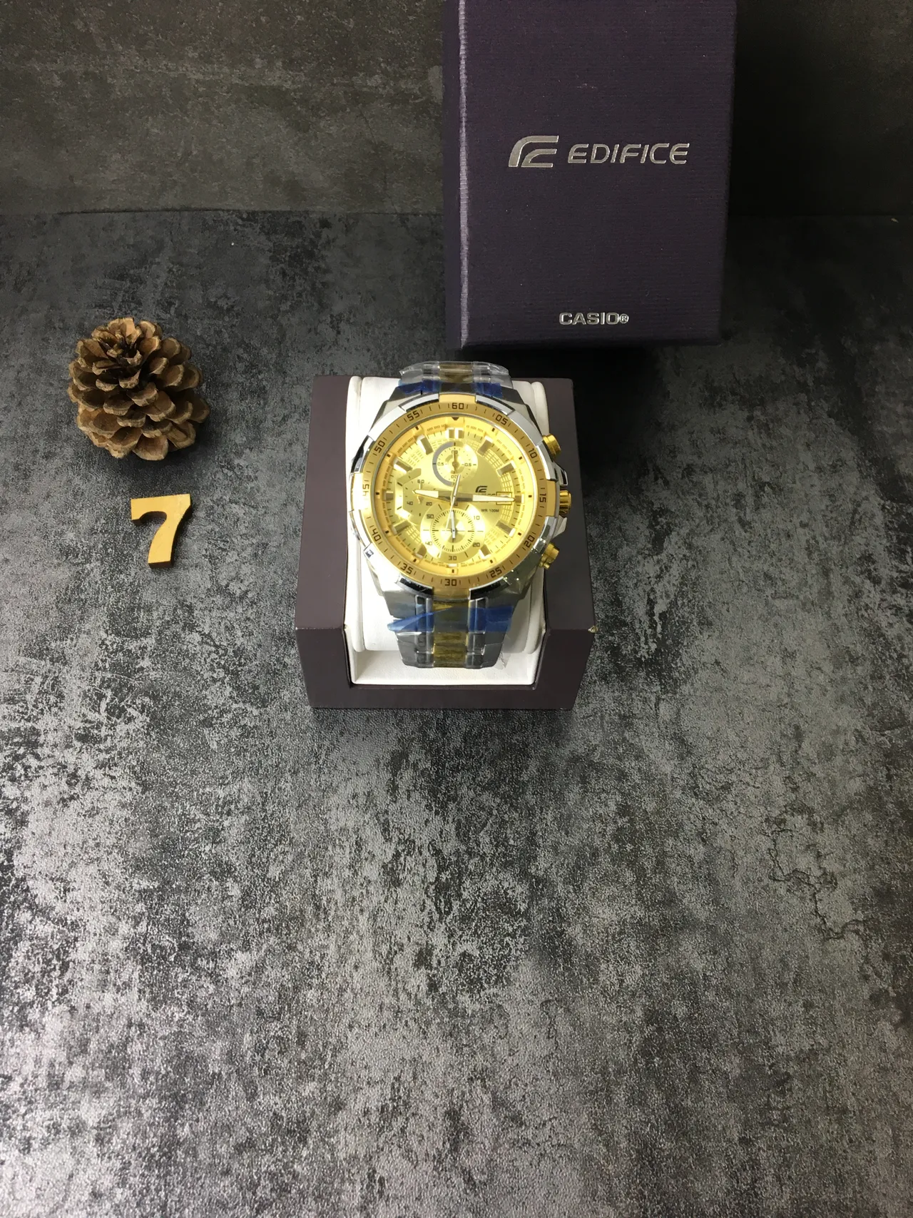 Casio Edifice क्रोनोग्राफ सोने और चांदी स्पोर्ट्स घड़ी 2