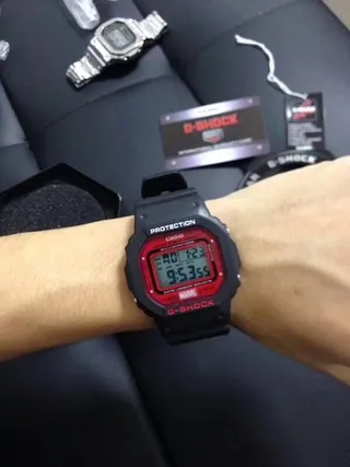 Casio G-Shock DW-5600 Marvel تعاون أسود وأحمر ساعة رياضية 4
