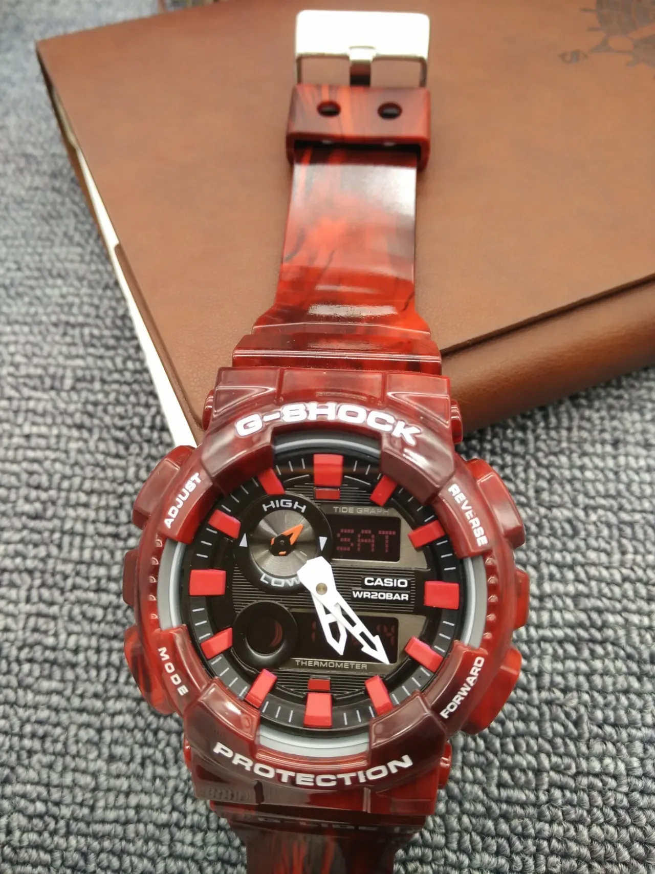 Casio G-Shock 半透明大理石纹红色运动手表 9