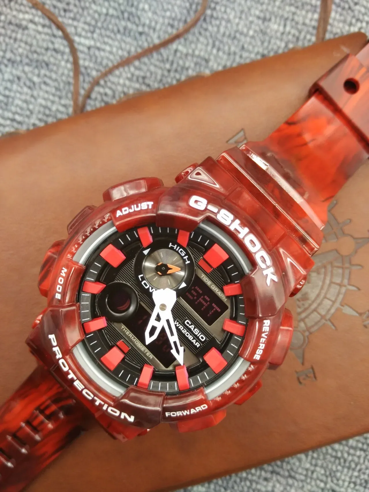 Casio G-Shock 半透明大理石纹红色运动手表 12