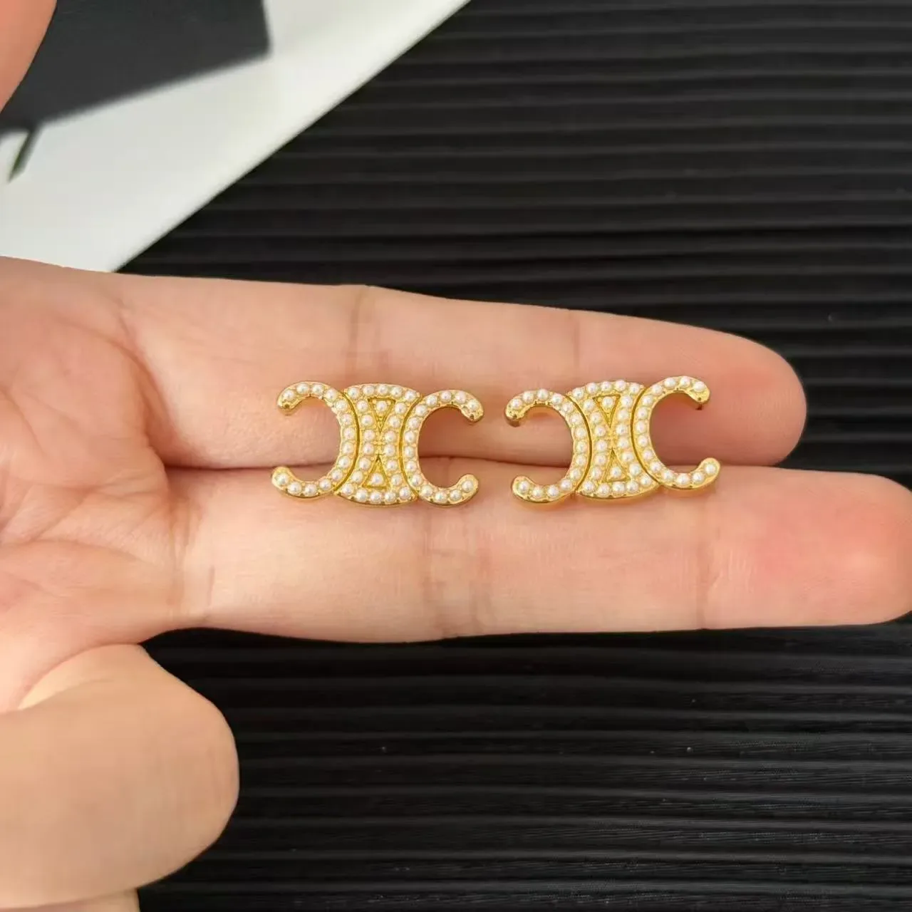 Boucles d'oreilles Celine Triomphe Perles Double C Stud 6