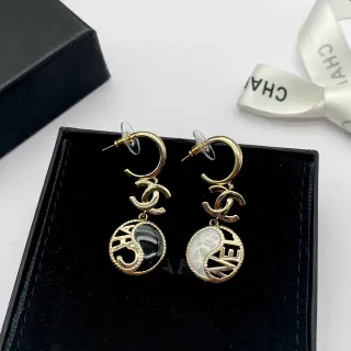 Chanel غير متماثل يين يانغ CC Logo لون ذهبي أقراط