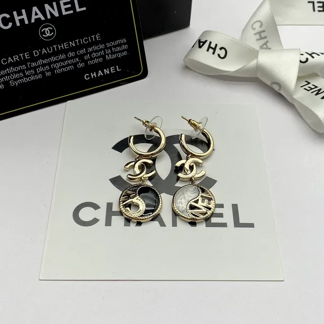 Chanel غير متماثل يين يانغ CC Logo لون ذهبي أقراط 3