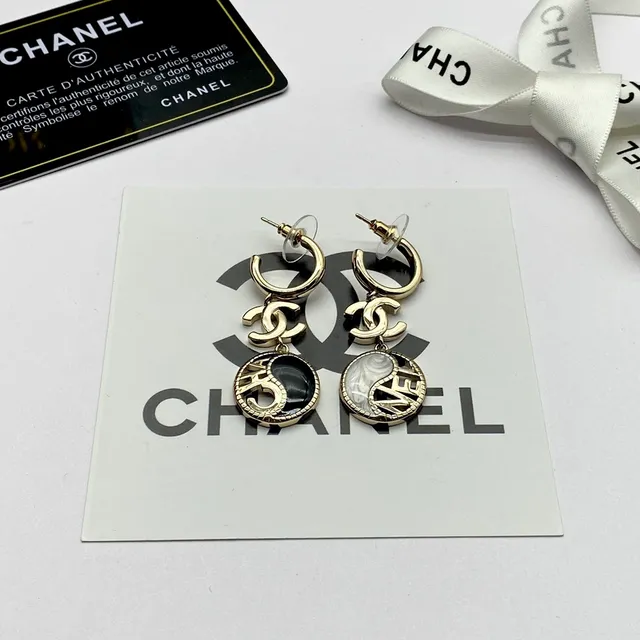Chanel غير متماثل يين يانغ CC Logo لون ذهبي أقراط 4
