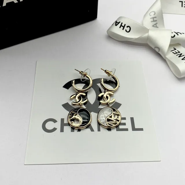 Chanel غير متماثل يين يانغ CC Logo لون ذهبي أقراط 5