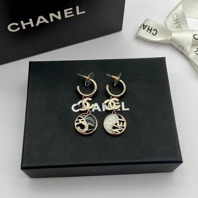 Chanel غير متماثل يين يانغ CC Logo لون ذهبي أقراط 6