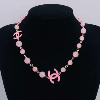 Chanel قلادة خرز وردي مينا CC Logo