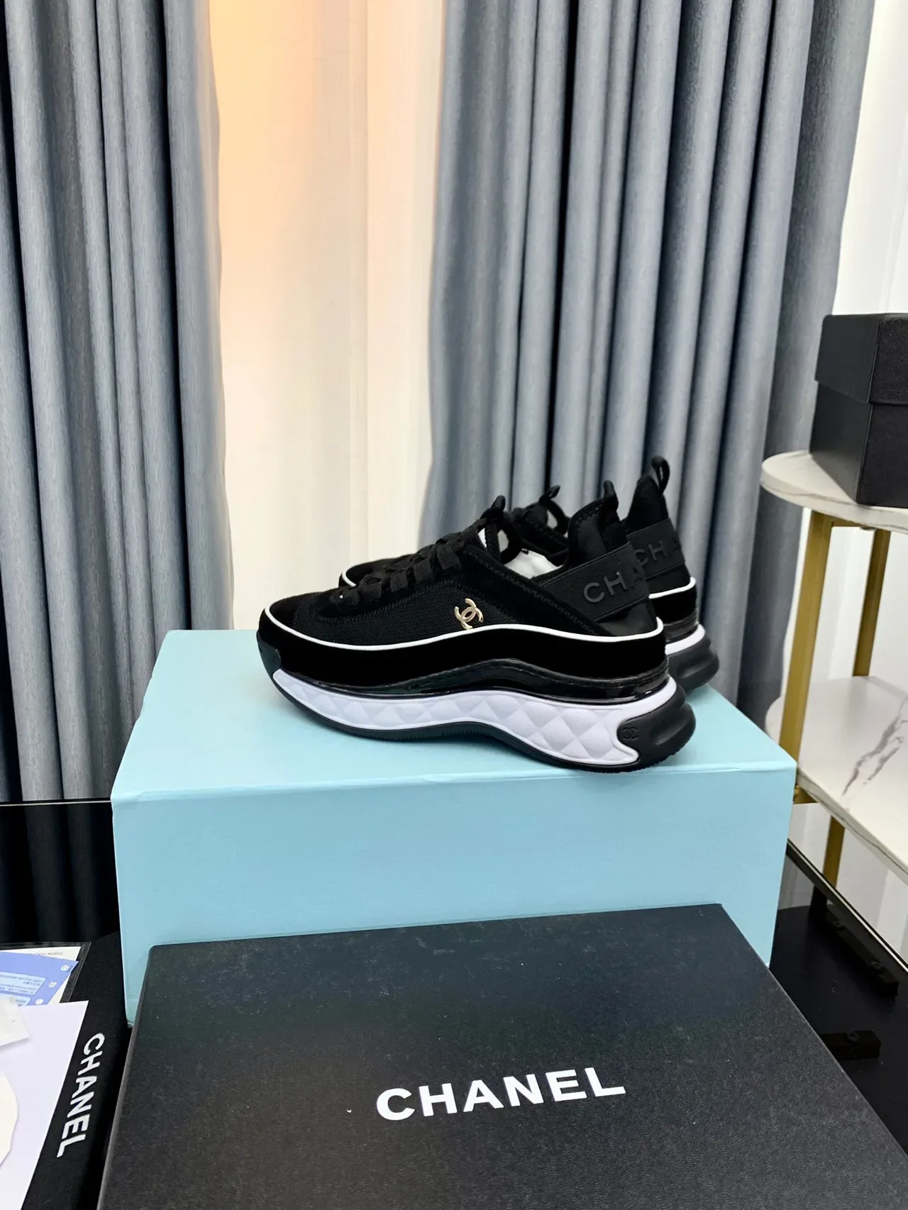 Chanel Noir Blanc Matelassé Semelle Intermédiaire Tissu Maille Daim Supérieur Baskets Épaisses 3