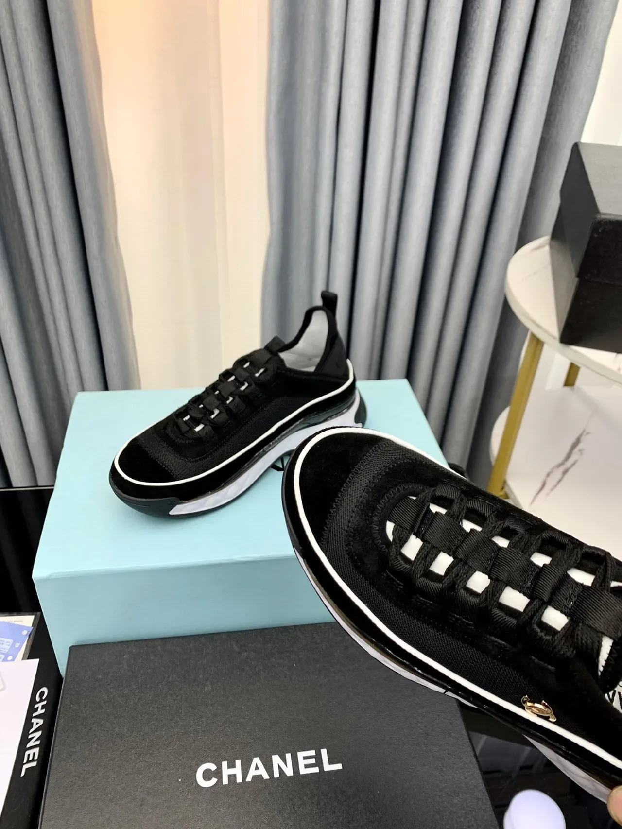 Chanel Noir Blanc Matelassé Semelle Intermédiaire Tissu Maille Daim Supérieur Baskets Épaisses 4