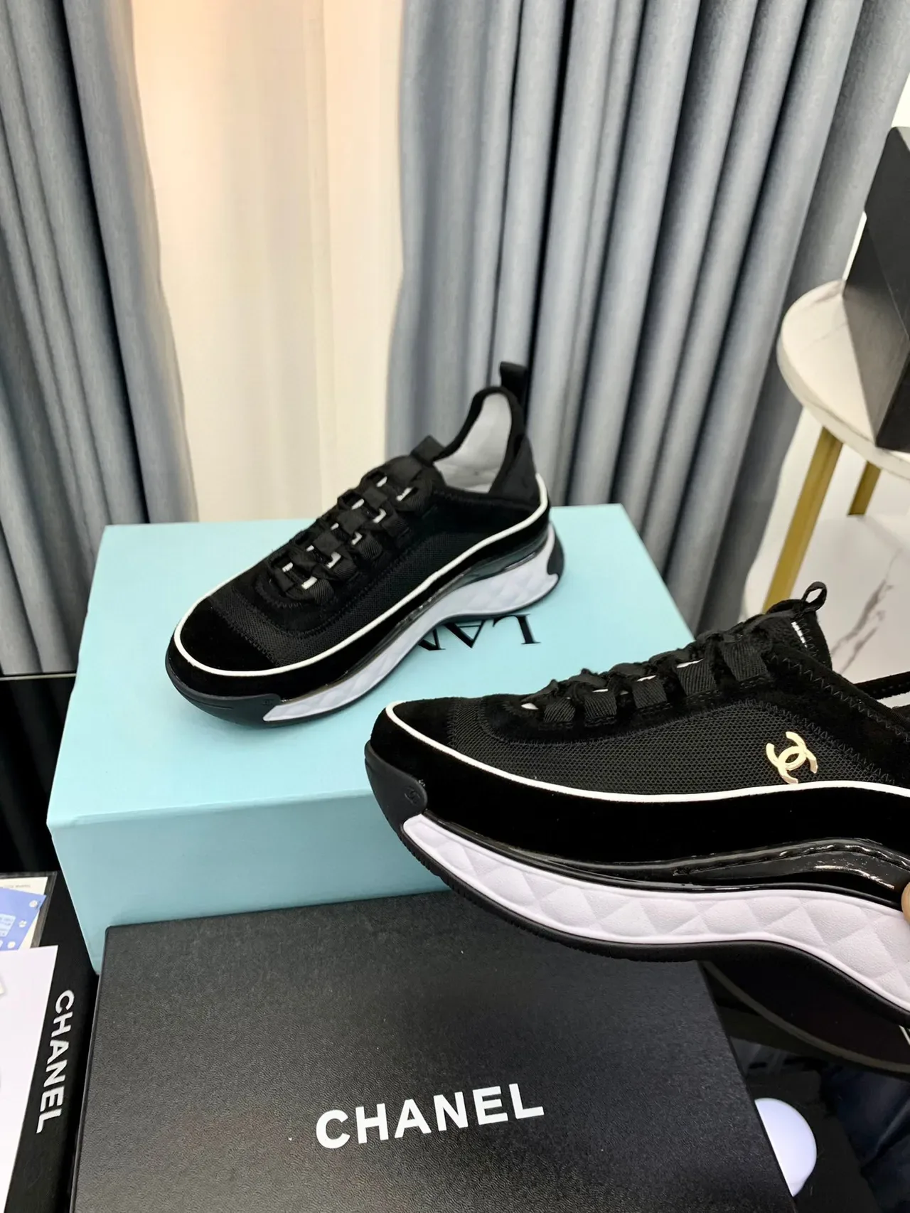 Chanel Noir Blanc Matelassé Semelle Intermédiaire Tissu Maille Daim Supérieur Baskets Épaisses 5