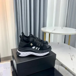 Chanel Sneakers Chunky Noir et Blanc avec Midsole matelassé en daim et maille