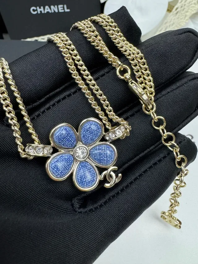 Chanel colgante flor esmaltada azul cadena doble 4