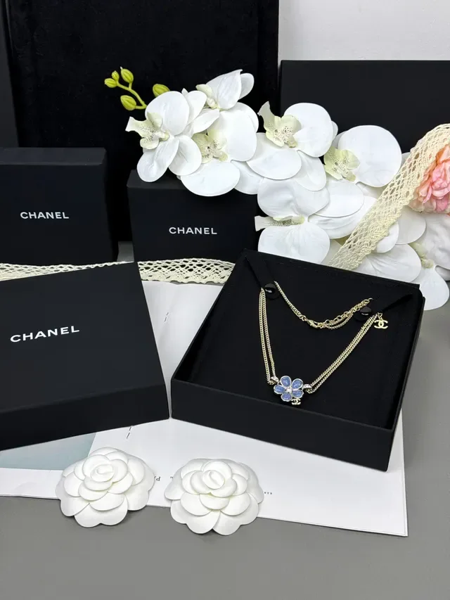 Chanel colgante flor esmaltada azul cadena doble 8