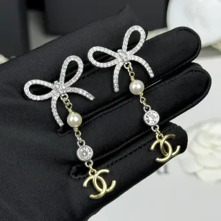 أقراط Chanel Bow و CC Pearl Drop