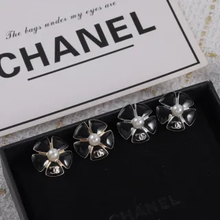 Chanel Camellia Black Gold أقراط بشكل زهرة مطلية بالإناملة بتلات