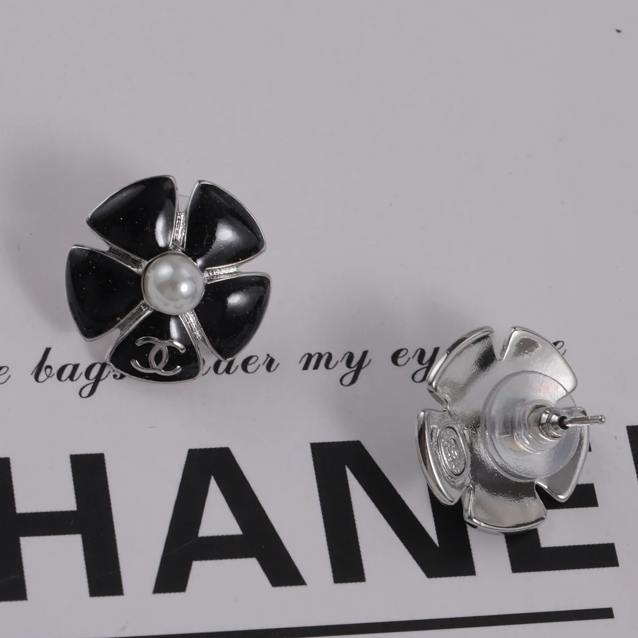 Chanel Camellia Black Gold brincos com forma de flor em esmalte de pétalas 3