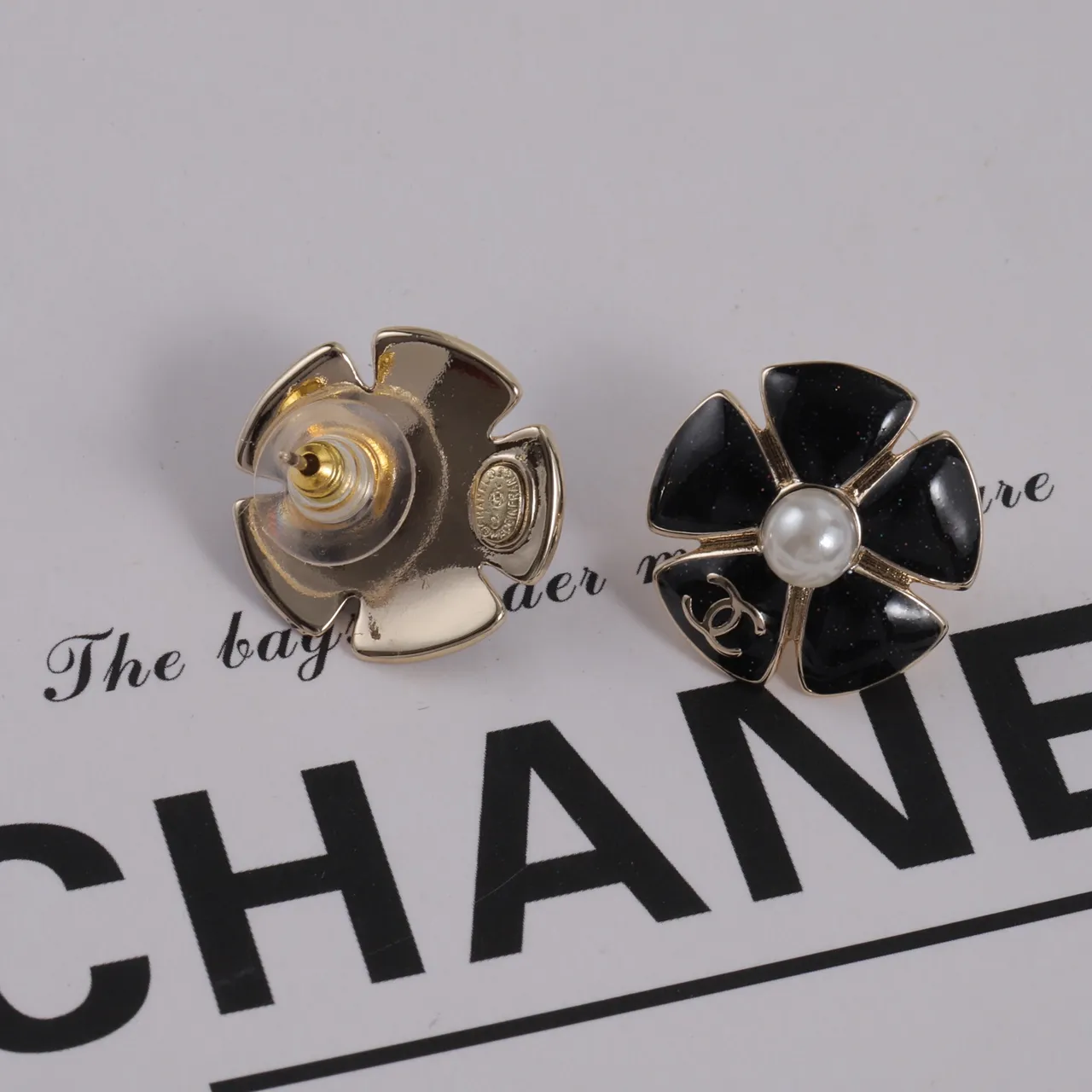 Chanel Camellia Black Gold brincos com forma de flor em esmalte de pétalas 4