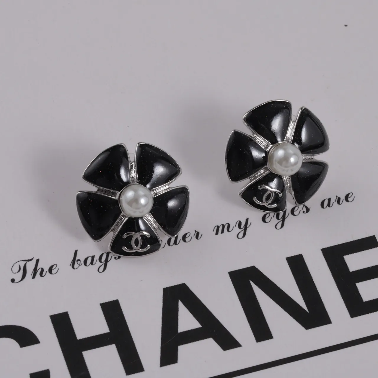 Chanel Camellia Black Gold brincos com forma de flor em esmalte de pétalas 5