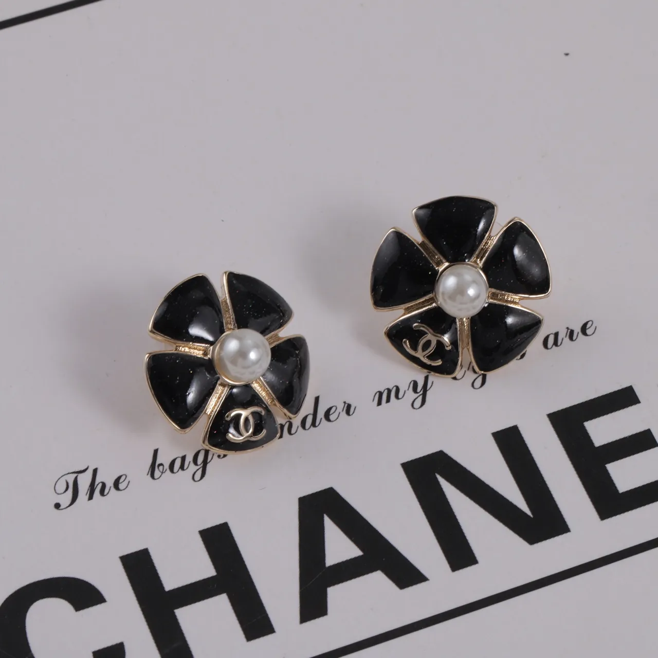 Chanel Camellia Black Gold brincos com forma de flor em esmalte de pétalas 6