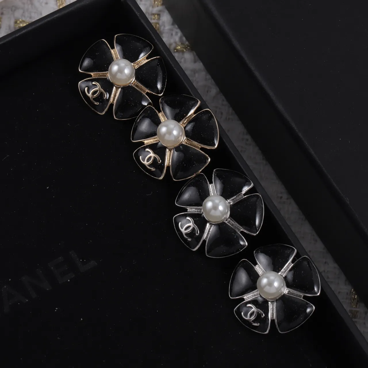 Chanel Camellia Black Gold brincos com forma de flor em esmalte de pétalas 7