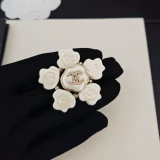 Chanel Camellia Brooch सफेद सिरेमिक और गोल्ड-टोन धातु ब्रोच