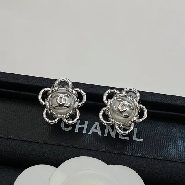 Chanel Camellia चांदी सोना फूल आकार का धातु और रेजिन कान की झाड़ी 2