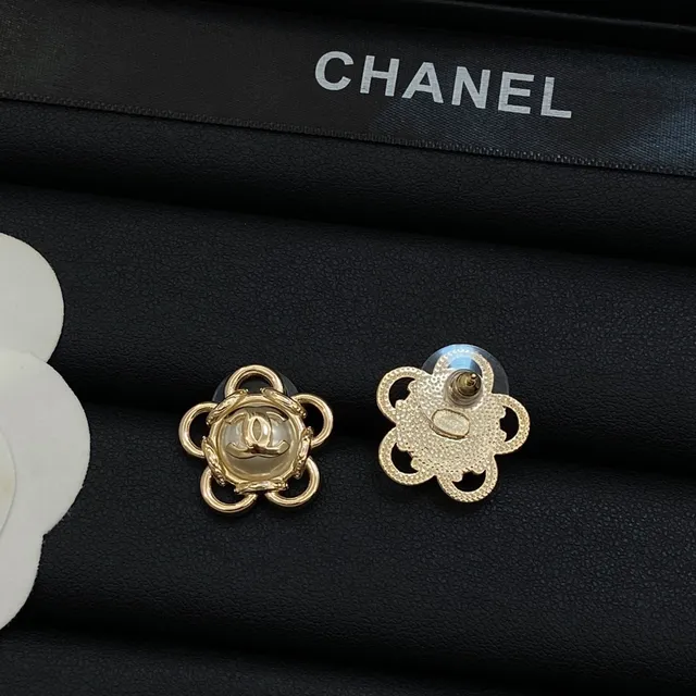 Chanel Camellia चांदी सोना फूल आकार का धातु और रेजिन कान की झाड़ी 3
