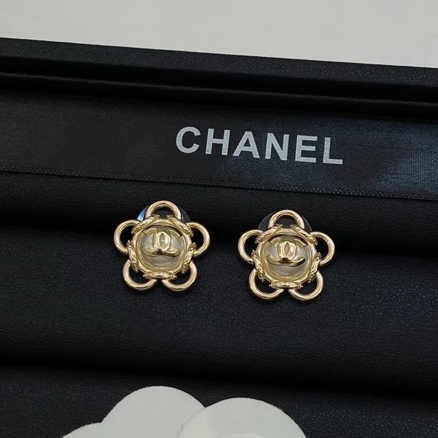 Chanel Camellia चांदी सोना फूल आकार का धातु और रेजिन कान की झाड़ी 4