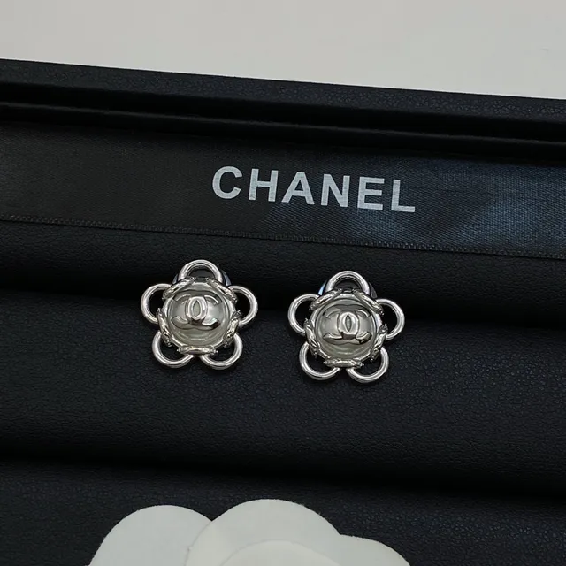 Chanel Camellia चांदी सोना फूल आकार का धातु और रेजिन कान की झाड़ी 5