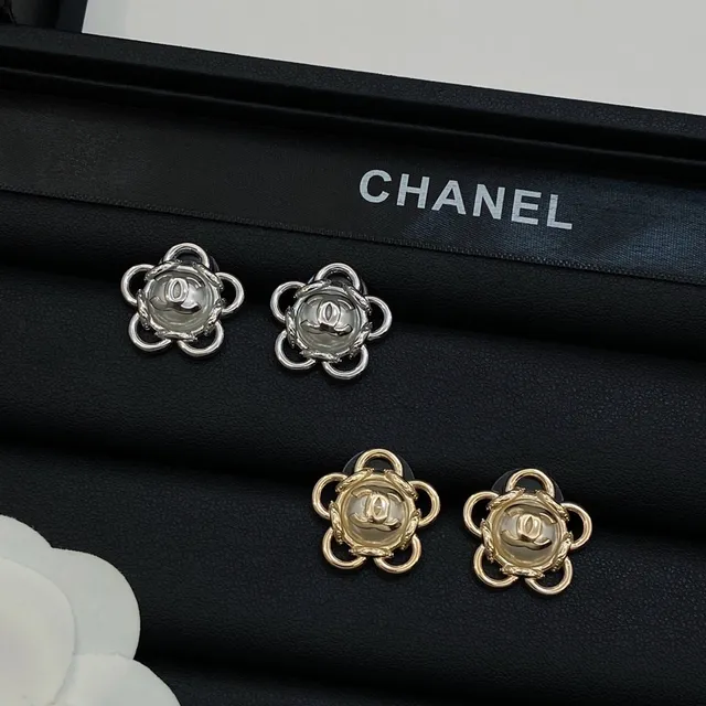 Chanel Camellia चांदी सोना फूल आकार का धातु और रेजिन कान की झाड़ी 6