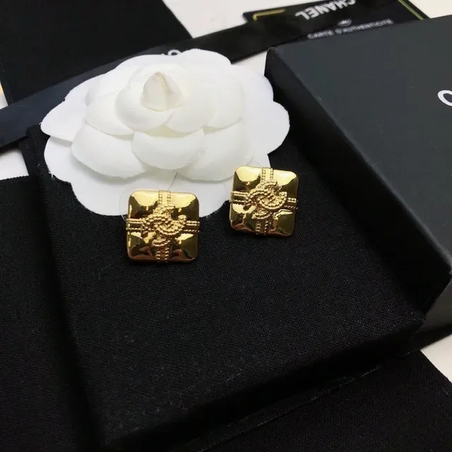 Chanel Camellia Boucles d'oreilles Stud Or Carré Matelassé Motif 2