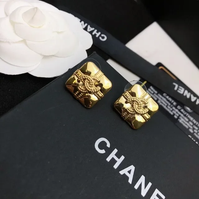 Chanel Camellia Boucles d'oreilles Stud Or Carré Matelassé Motif 4