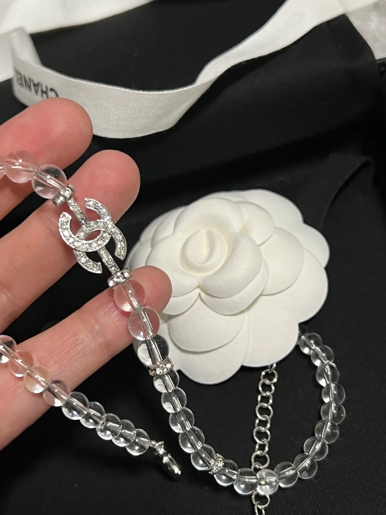 Chanel Camellia Collar Cadena con Cuentas de Cristal Transparente Blanco 6
