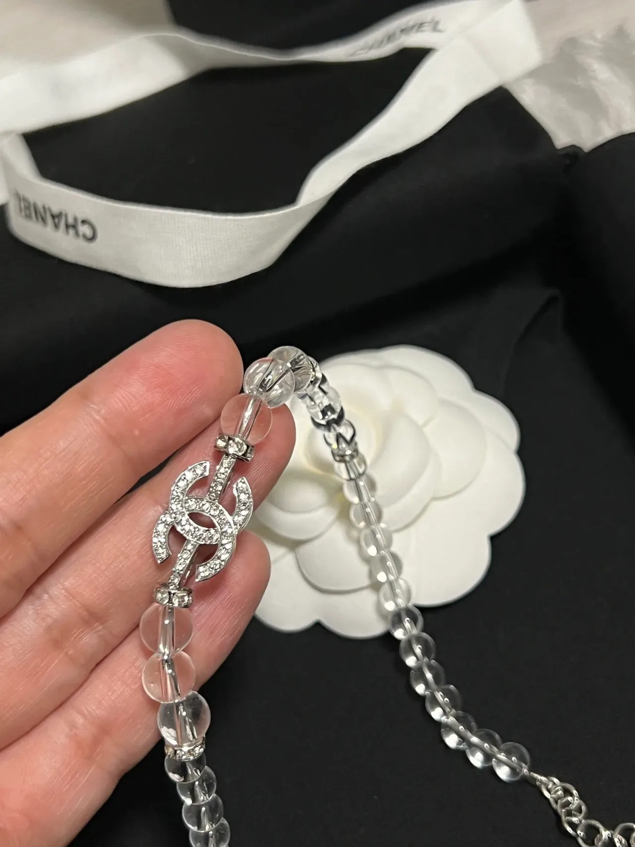 Chanel Camellia Collar Cadena con Cuentas de Cristal Transparente Blanco 7