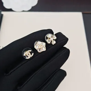 Chanel CC y Camellia Pendientes Stud de Cristal