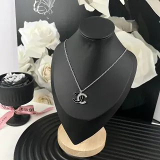 Chanel CC Logo Necklace لون فضي أسود مينا بلور تعليقة