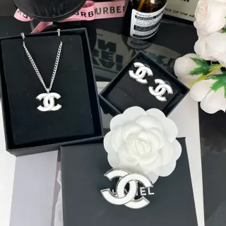 Chanel CC Logo فضي أبيض مينا ومعدن سلسلة رابطة قلادة