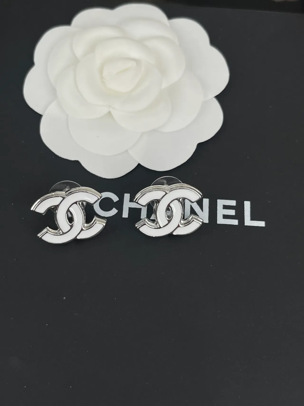 Chanel CC Logo Silver White Enamel-and-Metal Chain-Link Necklace 5