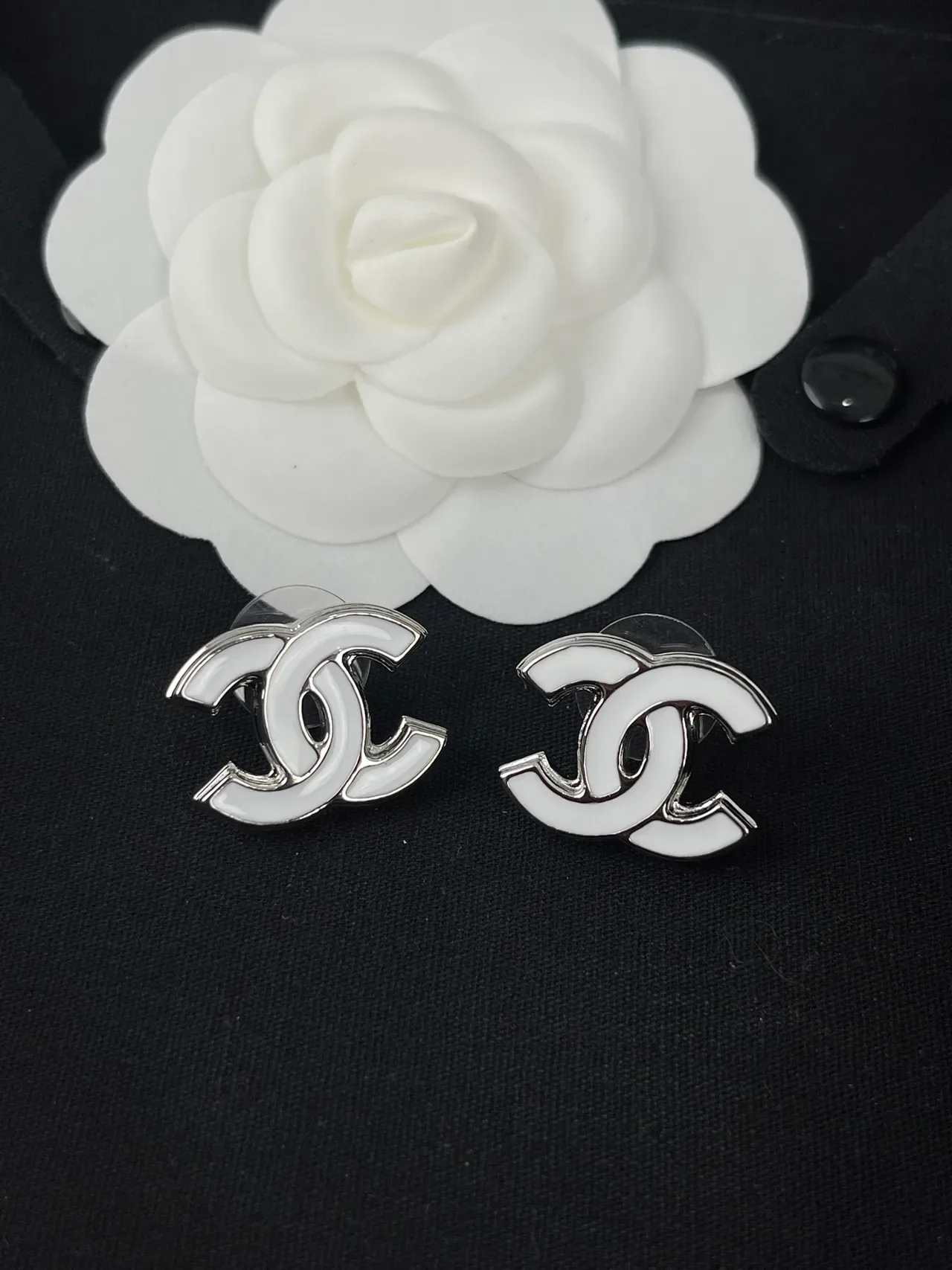 Chanel CC Logo Silver White Enamel-and-Metal Chain-Link Necklace 6