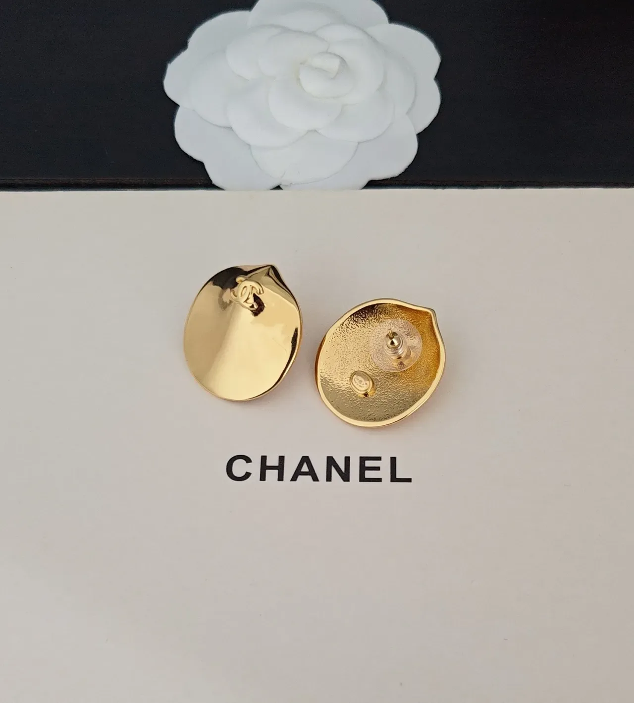 Chanel CC Logo Stud أقراط ذهبية بيضاوية 3