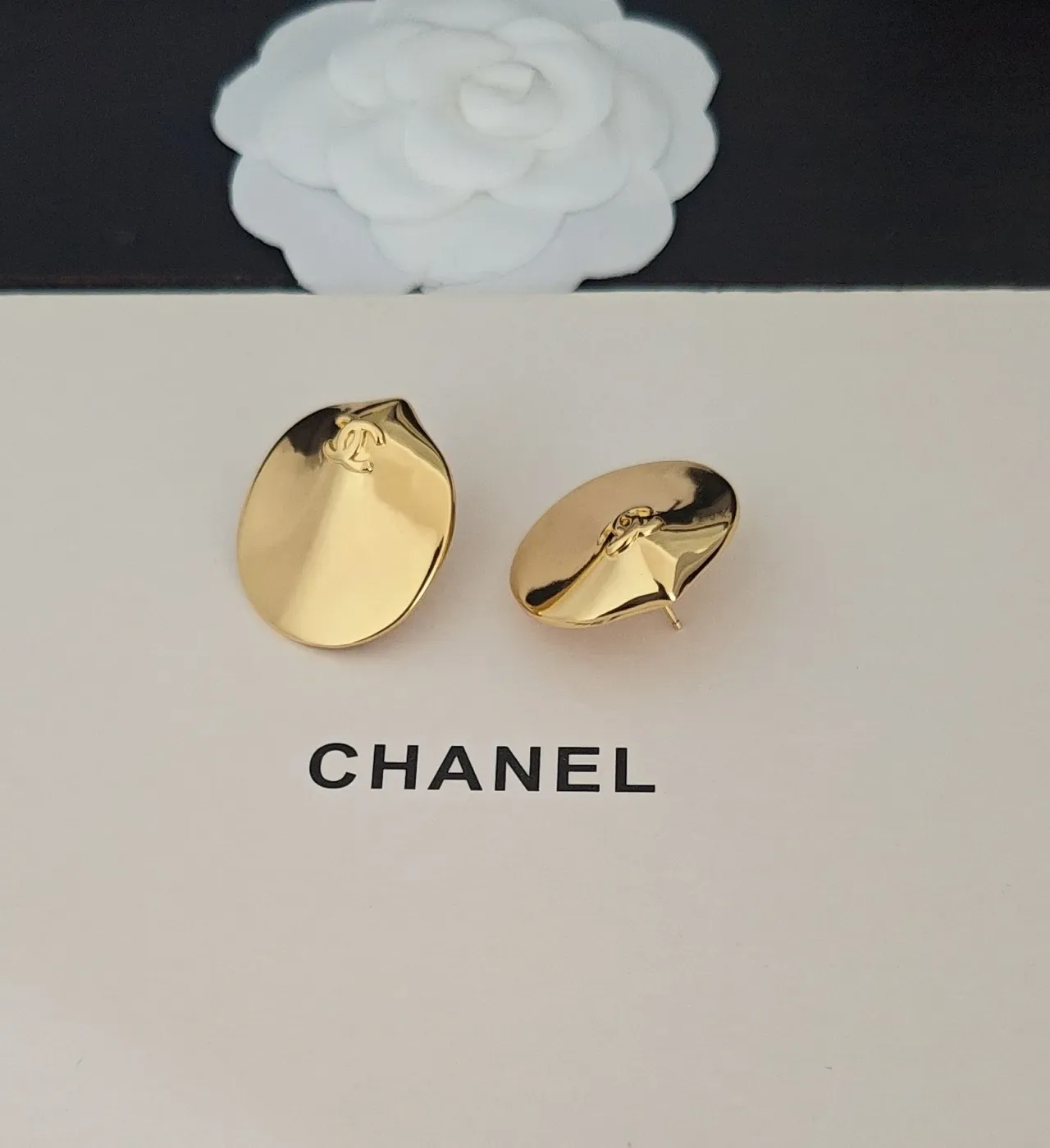 Chanel CC Logo Stud أقراط ذهبية بيضاوية 4