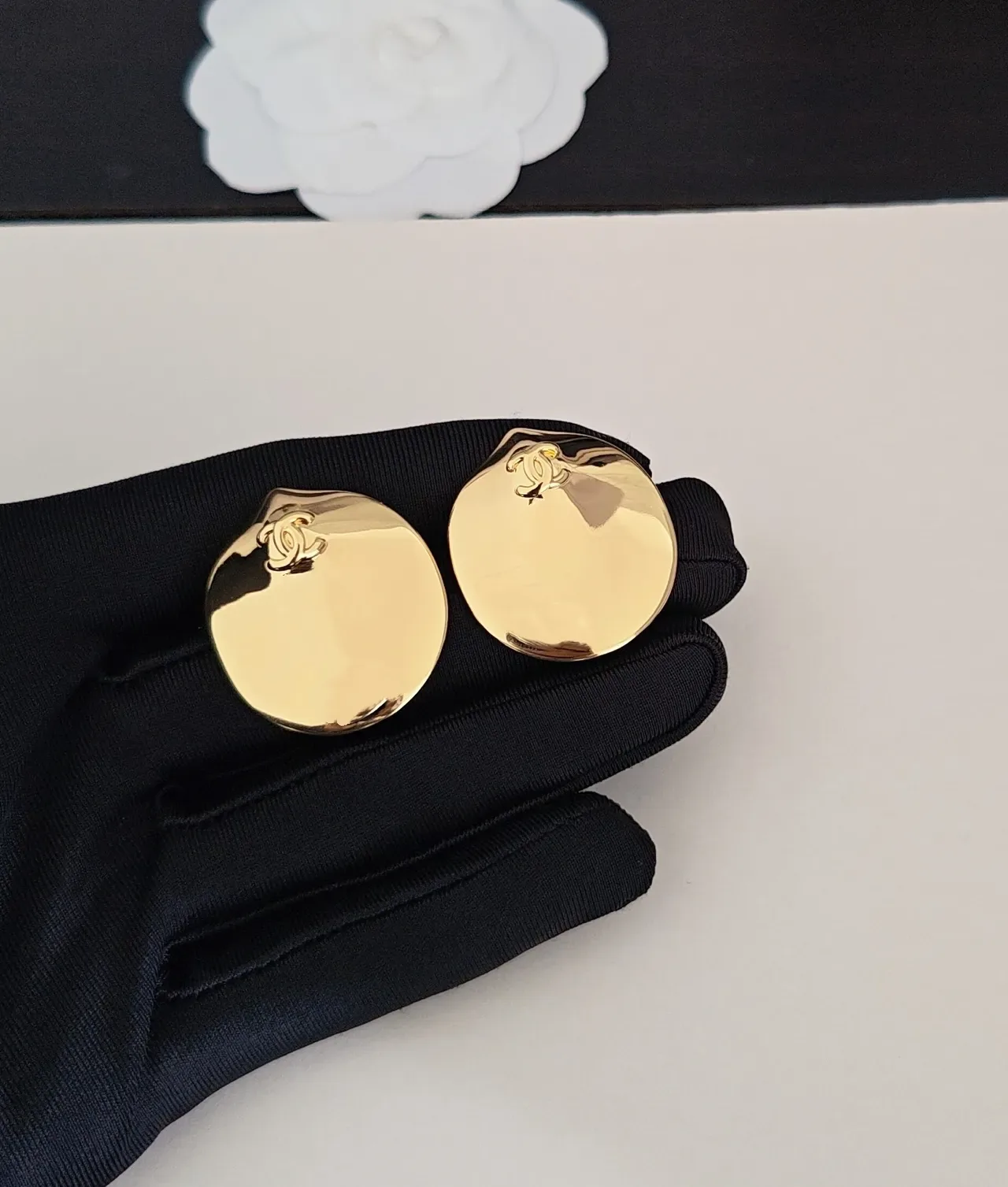 Chanel CC Logo Stud أقراط ذهبية بيضاوية 5