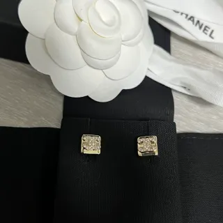 شانيل CC Logo أقراط ستد ذهبي أبيض مربع Pavé كريستال
