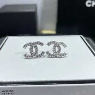 شانيل CC Logo Stud فضي شفاف Pavé-Set Crystals Interlocking أقراط