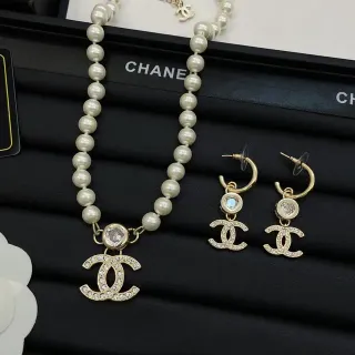 قلادة Chanel CC لؤلؤ بيج سلسلة ذهبية كريستال مزينة شكل لوجو